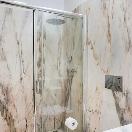 Modern In Center, Ideal Base Lejlighed *